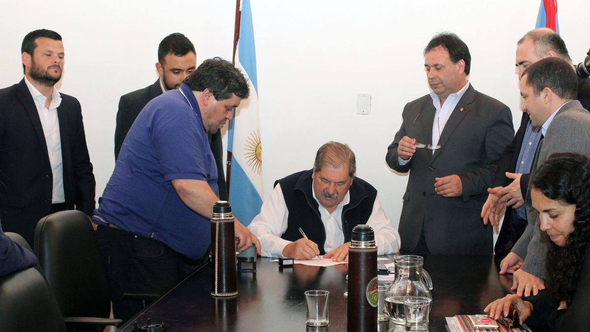 El gobierno provincial firmó el acuerdo salarial con ATE y UPCN