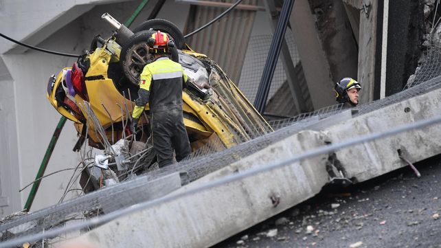 Las imágenes del dramático rescate tras el derrumbe del puente en Génova