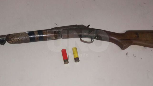 Una mujer policía fue lesionada cuando intentó quitarle el arma aun violento tiratiros