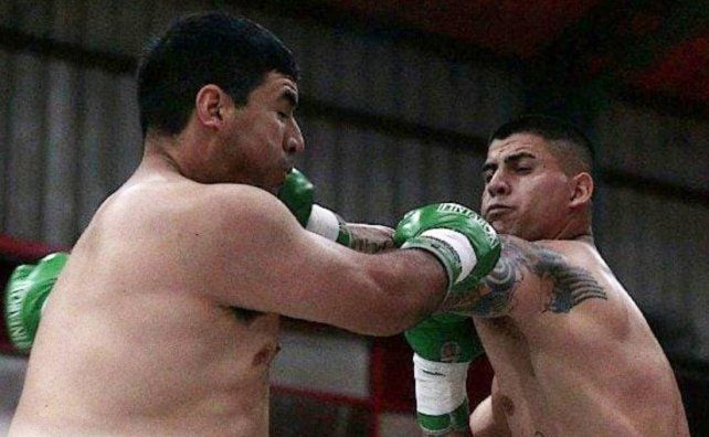 Chiquito Vergara (derecha) de Colón le ganó por la vía rápida en el segundo asalto al santiagueño Ibarra en el Roque Otrino. Chiquito Vergara (derecha) de Colón le ganó por la vía rápida en el segundo asalto al santiagueño Ibarra en el Roque Otrino.