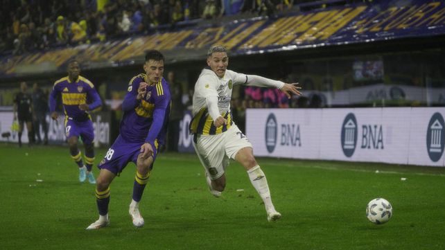 Enzo Copetti forcejea con Anselmino. El delantero de Central tuvo dos chances claras de gol que las sacó Chiquito Romero.