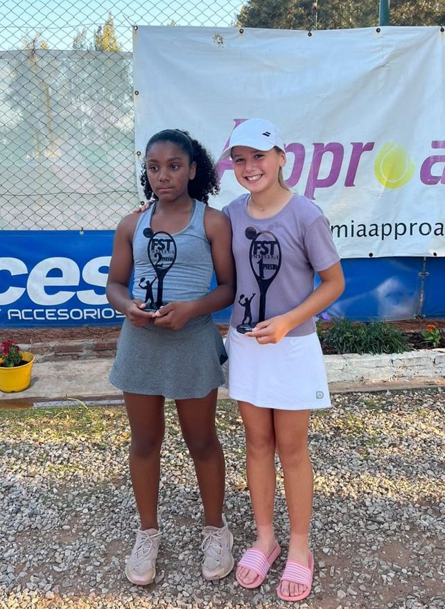 Thalita Oliveira, finalista, y Zoe Coria, que ganó el torneo.