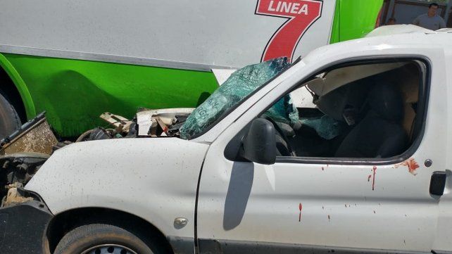 Utilitario se incrustó debajo de un colectivo en Concordia