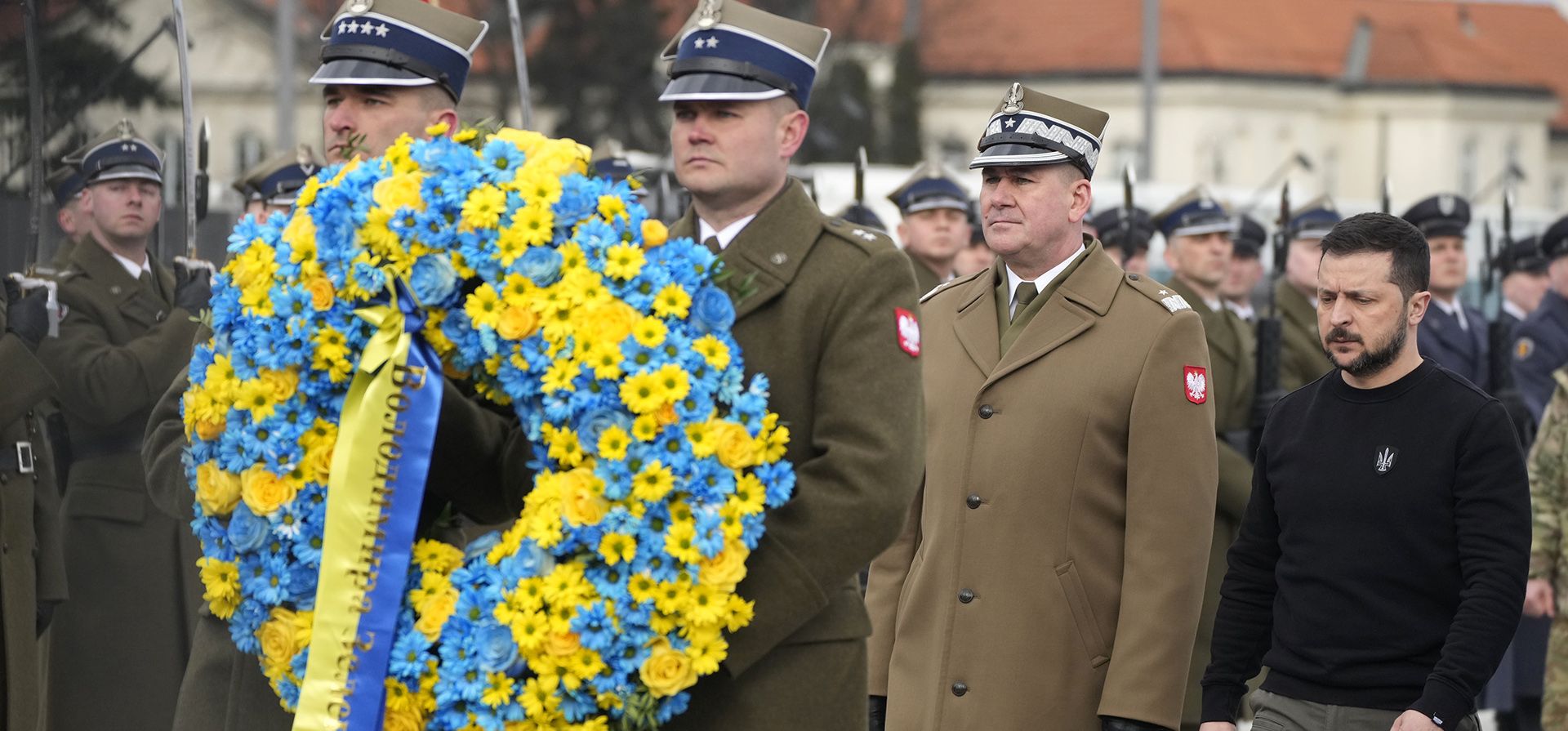 El presidente de Ucrania, Volodymyr Zelenskyy, coloca una corona de flores en la Tumba del Soldado Desconocido durante su visita a Varsovia, Polonia, el miércoles 5 de abril de 2023. (Foto AP/Czarek Sokolowski)