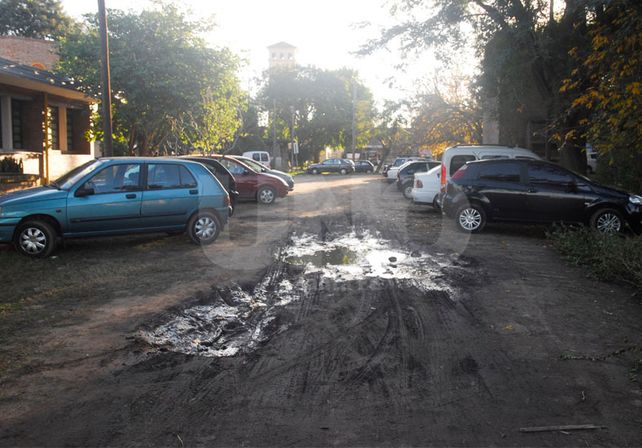Dos manos. La cantidad de vehículos impide las maniobras de los transportistas y de los familiares que dejan y buscan chicos. UNO de Santa Fe / Manuel Testi