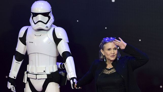 La actriz y uno de los personajes de la famosa saga. Fue durante la presentación de Star War: The Force Awaken.