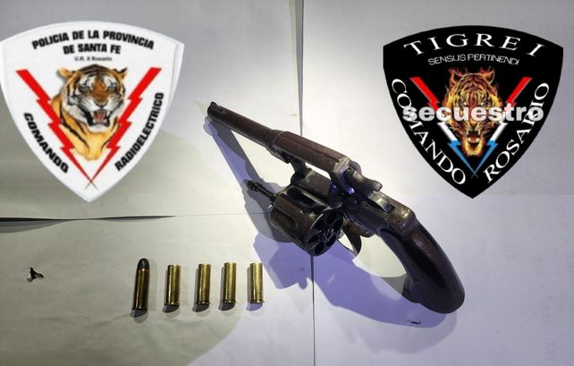 Una de las armas incautadas por la policía tras un tiroteo en Tablada en el que fue baleado un patrullero.