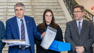 Fabián Bastía, ministro de Gobierno y fogonero de la reforma, al recibir días atrás el informe de la comisión que evaluó el sistema previsional.