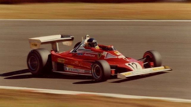La Ferrari T2 del Lole Reutemann marcha hacia el 2º puesto luego de la tragedia en Fuji. Fue el único GP de Japón del santafesino. Ahora le toca a Franco Colapinto.