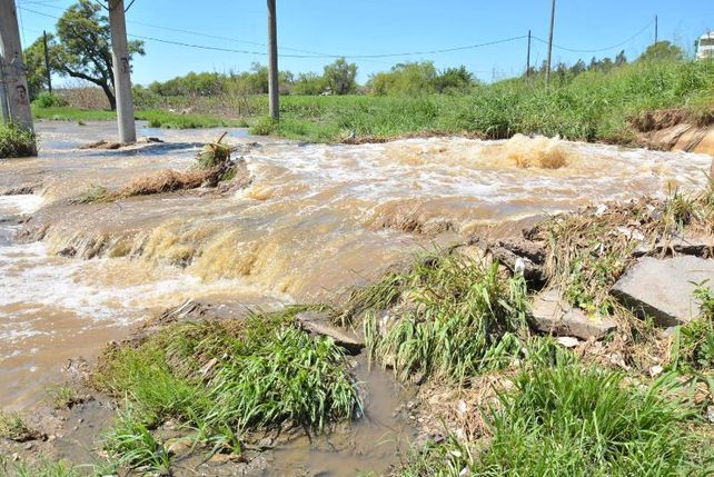 Solicitan al municipio intervenir ante Aguas por el desborde de la cloaca máxima de la ciudad