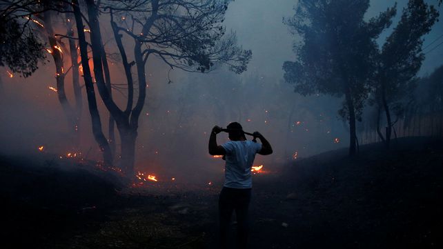 El mayor incendio de la década en Grecia deja numerosos muertos, casas y vehículos destruidos