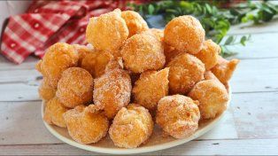 Los buñuelos pueden ser solo de masa o se pueden agregar frutas como banana cortada o manzana rallada