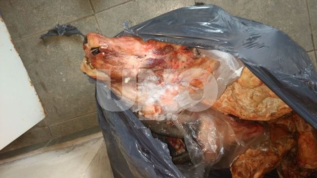 Secuestro. Parte de la carne de dudosa procedencia que fue encontrada ayer en los allanamientos.&nbsp;