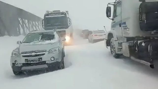 Trabajan contrarreloj para evacuar a 400 varados en el paso Cristo Redentor por una fuerte tormenta de nieve