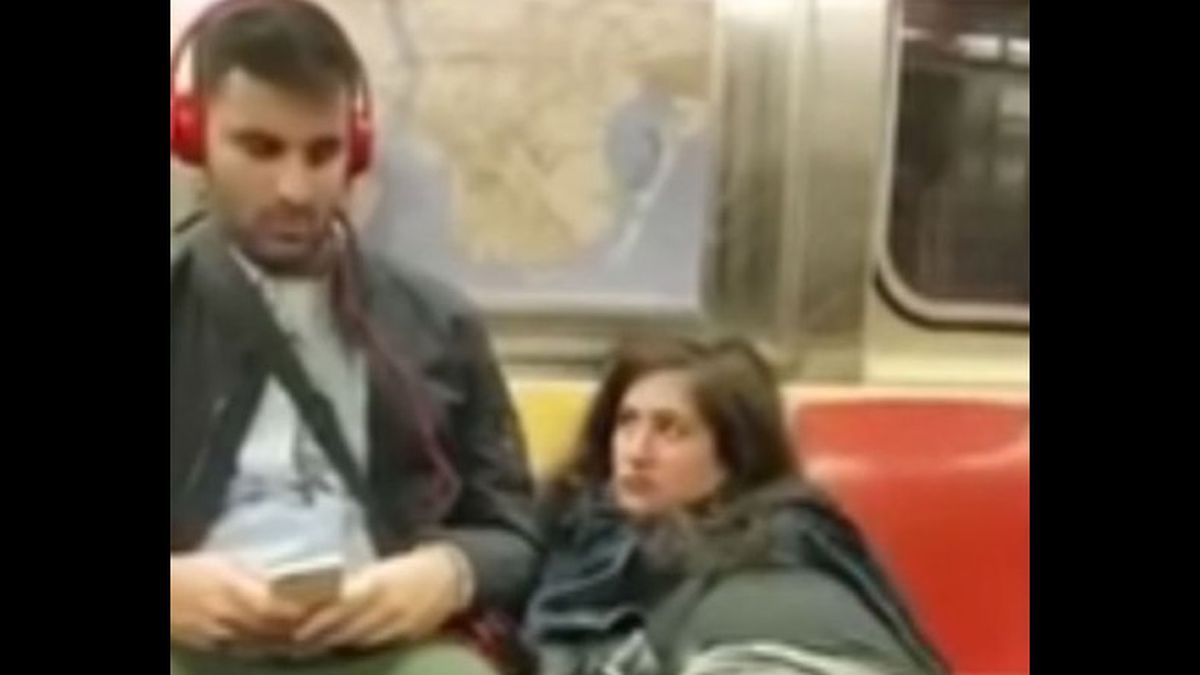 Una Chica Se Masturba En Subte Y Le Pide Una Mano A Un Pasajero