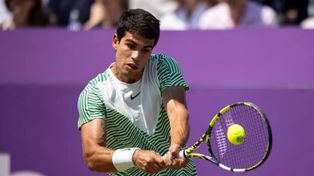 Carlos Alcaraz venció en la final del torneo británico de Queens al austríaco Alex de Miñaur.
