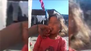Difunden un video de una mujer obligando a una nena a fumar marihuana