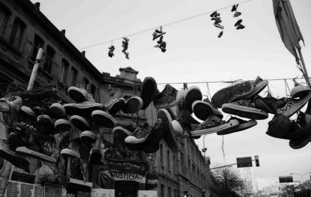 Las zapatillas son un símbolo del rock nacional y callejero.