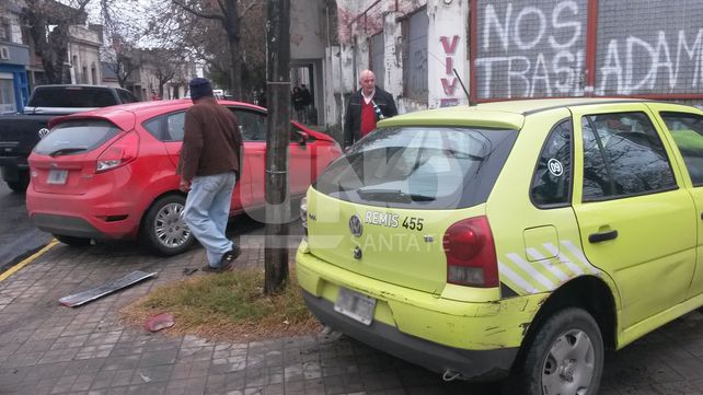 Fuerte choque entre dos autos en barrio Constituyentes