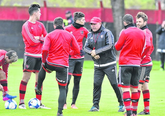 Tiene la palabra. Llop les da indicaciones a sus jugadores en la práctica. El entrenador no anda con misterios.