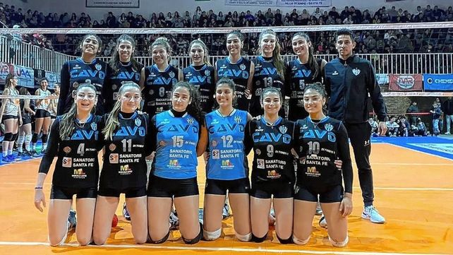 El plantel Sub18 de Villa Dora campeón en la ciudad de Villa Ocampo junto a su DT Alejandro Altamirano.