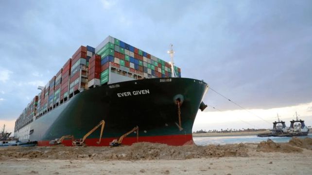 Tras el incidente en el canal de Suez, Egipto pide una indemnización de mil millones de dólares