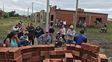 concepcion del uruguay: familias de un asentamiento usurparon un barrio sin terminar
