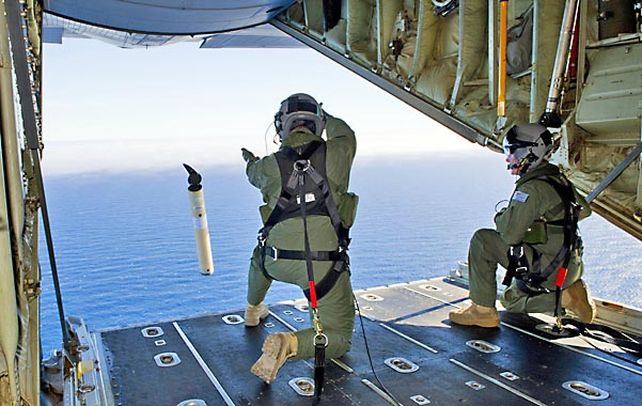 Rastreo. Un aviador australiano lanza una sonoboya para captar algún alerta electrónica del Boeing desaparecido.