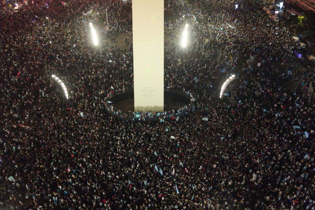 En pocos minutos, el Obelisco porteño se convirtió en una fiesta descomunal