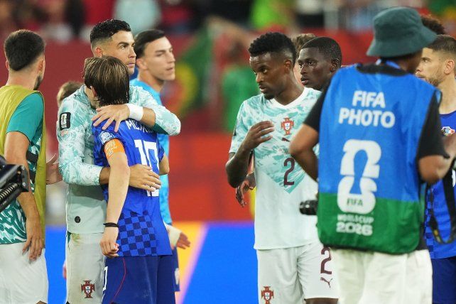 En un caótico y polémico final, Portugal eliminó a Croacia