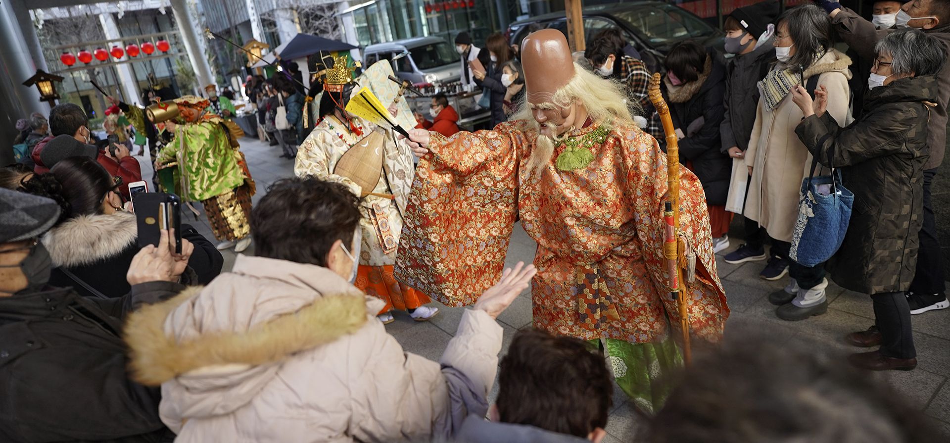 Artistas que representan a los Siete Dioses de la Suerte realizan una ceremonia ritual del Primer Festival Konpira durante el Festival Konpira en el santuario Kotohiragu en el distrito comercial Toranomon de Tokio el martes 10 de enero de 2023. (Foto AP/Eugene Hoshiko)