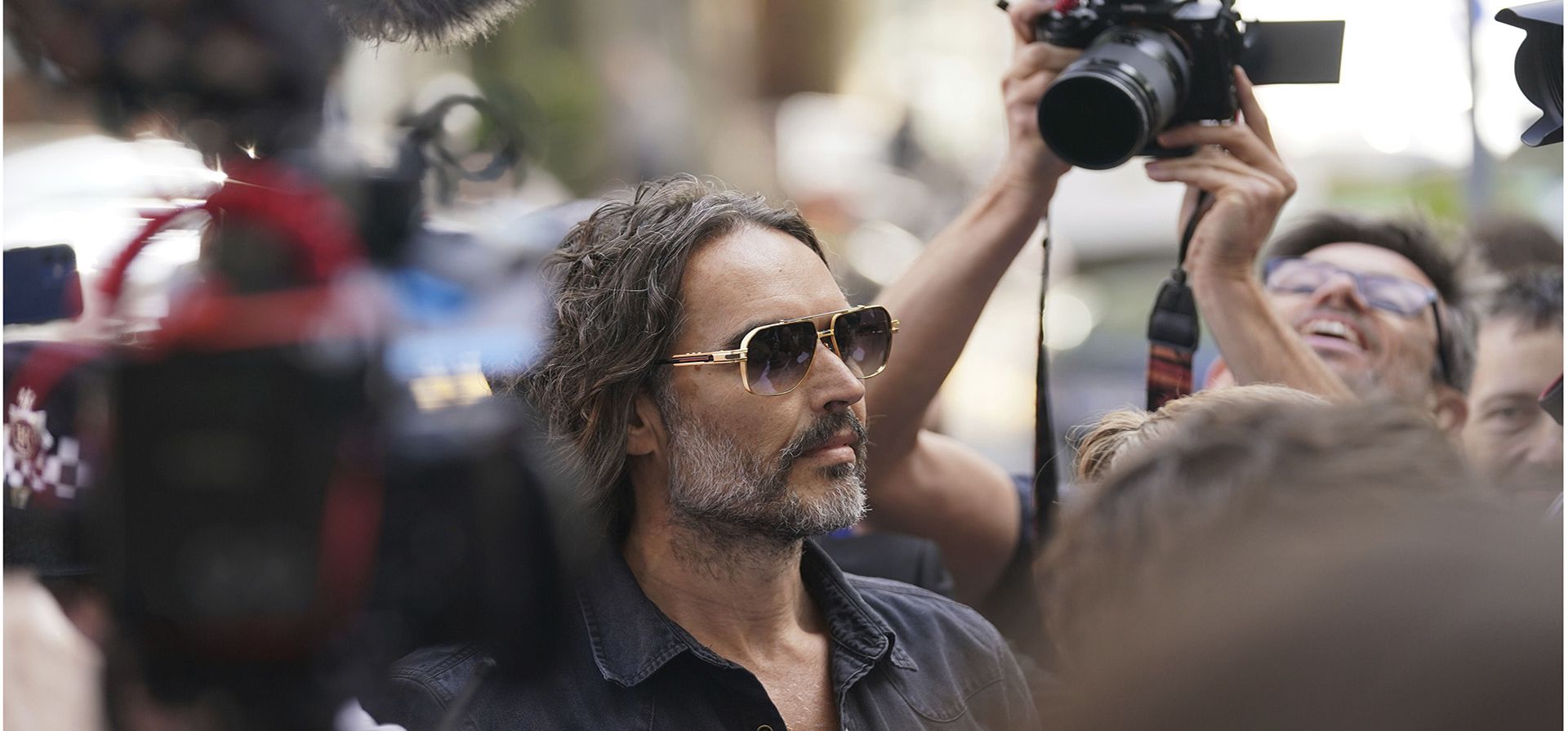 El cómico y actor Russell Brand llega al Tribunal de Magistrados de Westminster, en Londres, el 2 de mayo de 2025, para enfrentar acusaciones de violación y abusos sexuales que implican a cuatro mujeres, (AP Foto/Alberto Pezzali) El cómico y actor Russell Brand llega al Tribunal de Magistrados de Westminster, en Londres, el 2 de mayo de 2025, para enfrentar acusaciones de violación y abusos sexuales que implican a cuatro mujeres, (AP Foto/Alberto Pezzali)