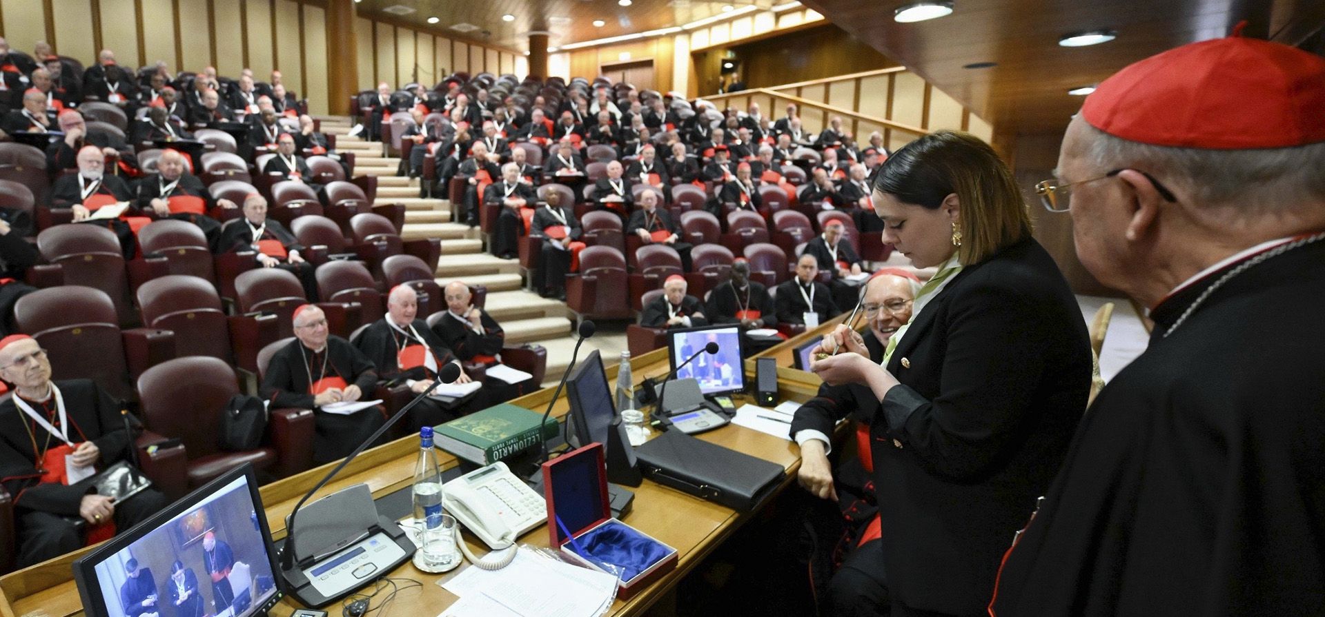 Una empleada del Vaticano anula el sello papal en el Vaticano, el martes 6 de mayo de 2025. (Vatican Media vía AP) Una empleada del Vaticano anula el sello papal en el Vaticano, el martes 6 de mayo de 2025. (Vatican Media vía AP)