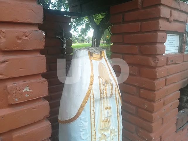 Fieles buscan la cabeza de una virgen decapitada en la Costanera