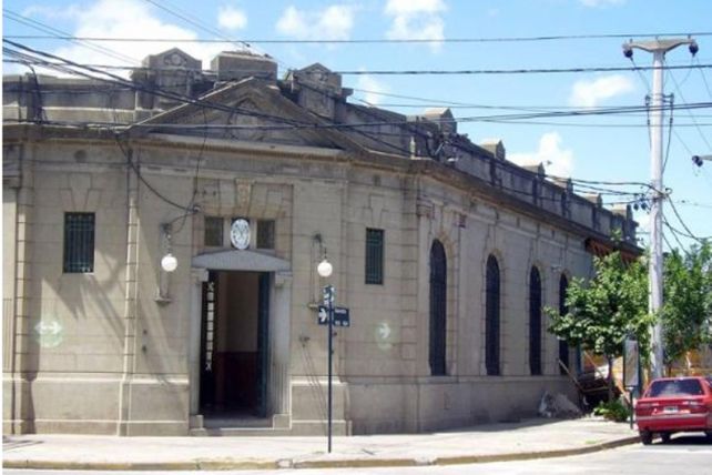 Los policías se desempeñaban en la dependencia ubicada en General López y Saavedra.