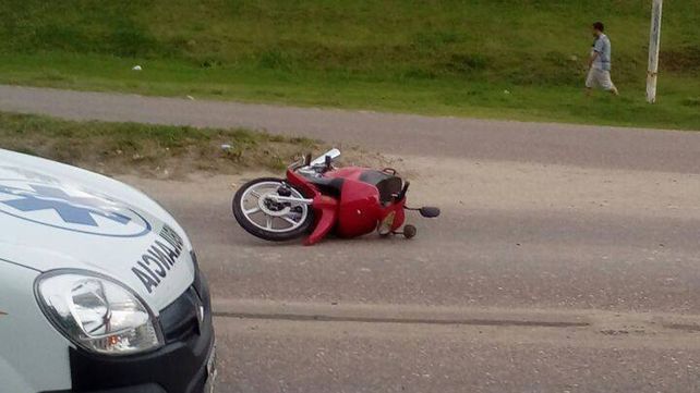 Dos adolescentes heridos tras chocar con un perro