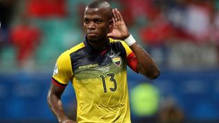 Enner Valencia marcó tres&nbsp; goles en el debut de Ecuador, pero el primero se lo anularon por posición adelantada.