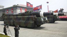 Gran parada militar. Un tipo de misil balístico intercontinental nunca antes mostrado en público recorrió ayer las calles de Pyongyang. Gran parada militar. Un tipo de misil balístico intercontinental nunca antes mostrado en público recorrió ayer las calles de Pyongyang.