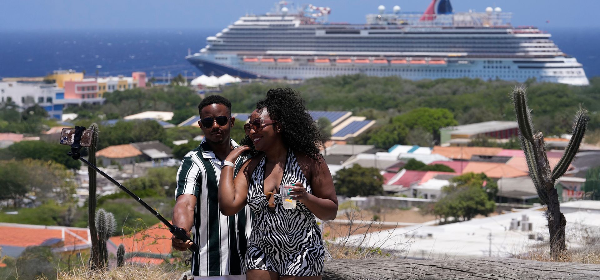 Turistas se toman una selfie en un mirador en Willemstad, Curazao, el jueves 14 de mayo de 2026. (Foto AP/Matias Delacroix) Turistas se toman una selfie en un mirador en Willemstad, Curazao, el jueves 14 de mayo de 2026. (Foto AP/Matias Delacroix)