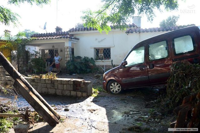 Devastación. Una camioneta arrastrada por la correntada en Río Ceballos.