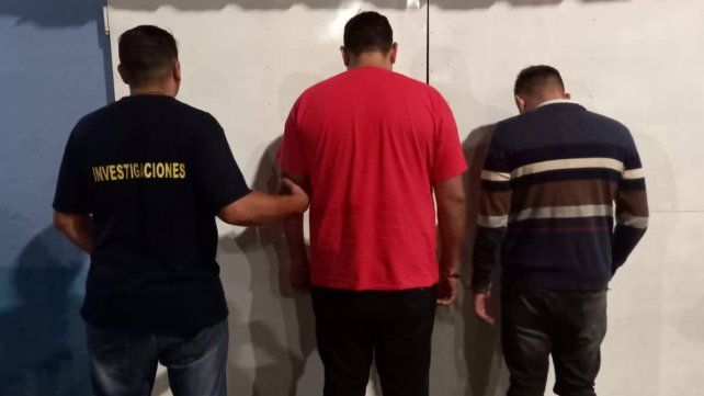 Detuvieron a dos hombres con miles de dólares, pesos y joyas