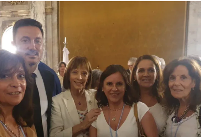 Luis Petri posó con Cecilia Pando y esposas de militares condenados por crímenes de lesa humanidad cometidos durante la última dictadura que piden libertad para sus maridos