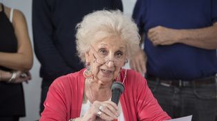 La presidenta de Abuelas de Plaza de Mayo, Estela de Carlotto, fue la encargada de hacer el anuncio de la restitución de un nuevo nieto.&nbsp;