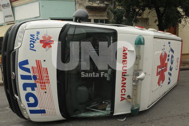 Una ambulancia volcó en un choque en Francia y Santiago del Estero