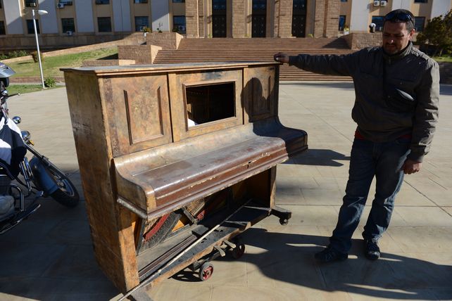 Arrastró un piano durante 10 km para pedir mejoras salariales en una inusual e insólita protesta