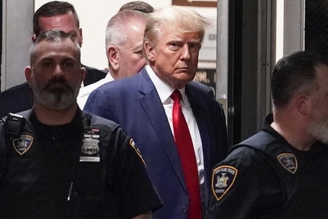 Trump ingresa formalmene detenido en marzo pasado a un tribunal de Nueva York. Tiene cuatro causas penales abiertas.