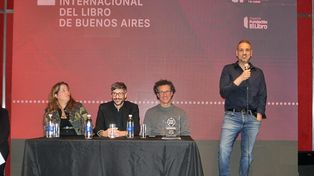 Quién es el escritor rosarino que fue premiado en la Feria del Libro de Buenos Aires