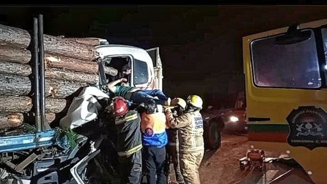 Concordia: rescataron a un conductor tras un choque entre dos camiones