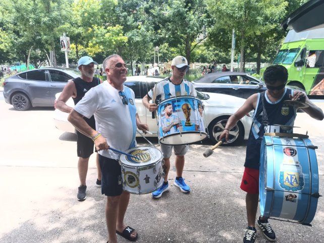 Hinchas rosarinos de Central y Newells siguen los pasos de Argentina en el Mundial.