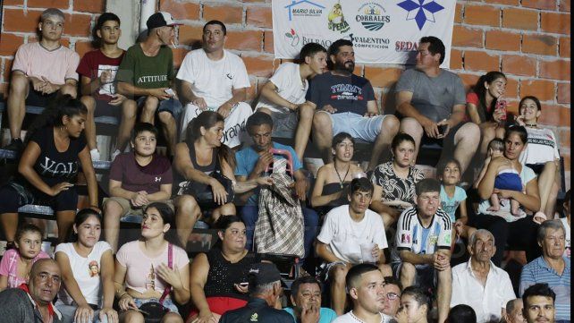 Bajo una temperatura asfixiante